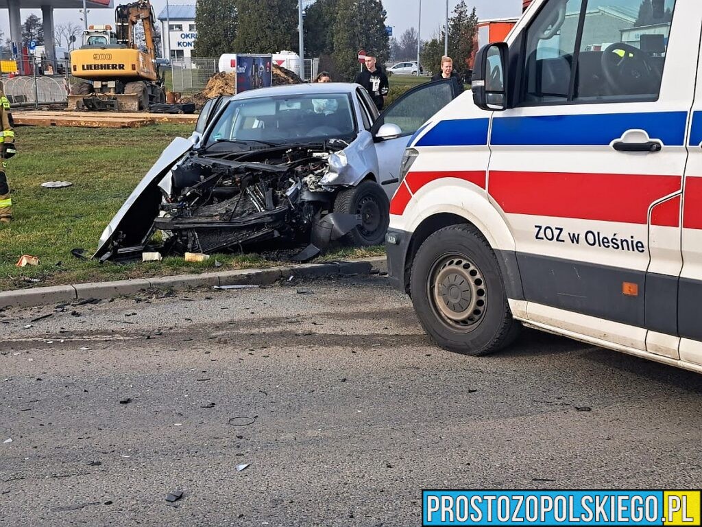 Zderzenia czołowe dwóch samochodów na ul. Gorzowskiej w Praszce. Jedna osoba została poszkodowana .(Zdjęcia)