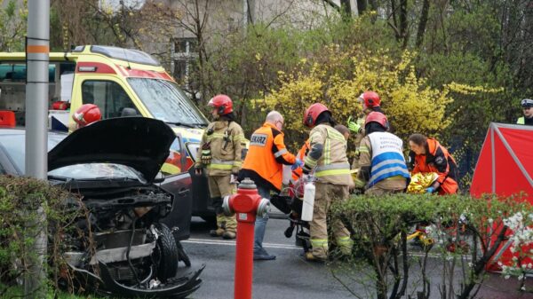 Zderzenie dwóch samochodów w Opolu. Jeden z nich wjechał na chodnik i przejechał pieszego.(Zdjęcia&Wideo)