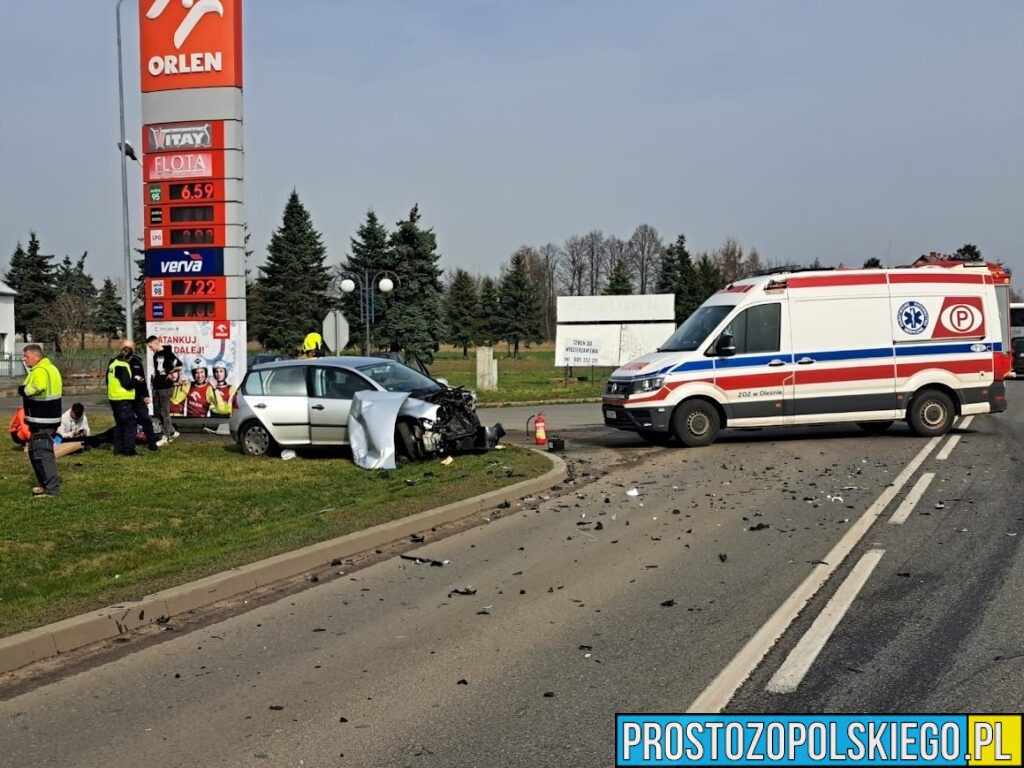Zderzenia czołowe dwóch samochodów na ul. Gorzowskiej w Praszce. Jedna osoba została poszkodowana .(Zdjęcia)