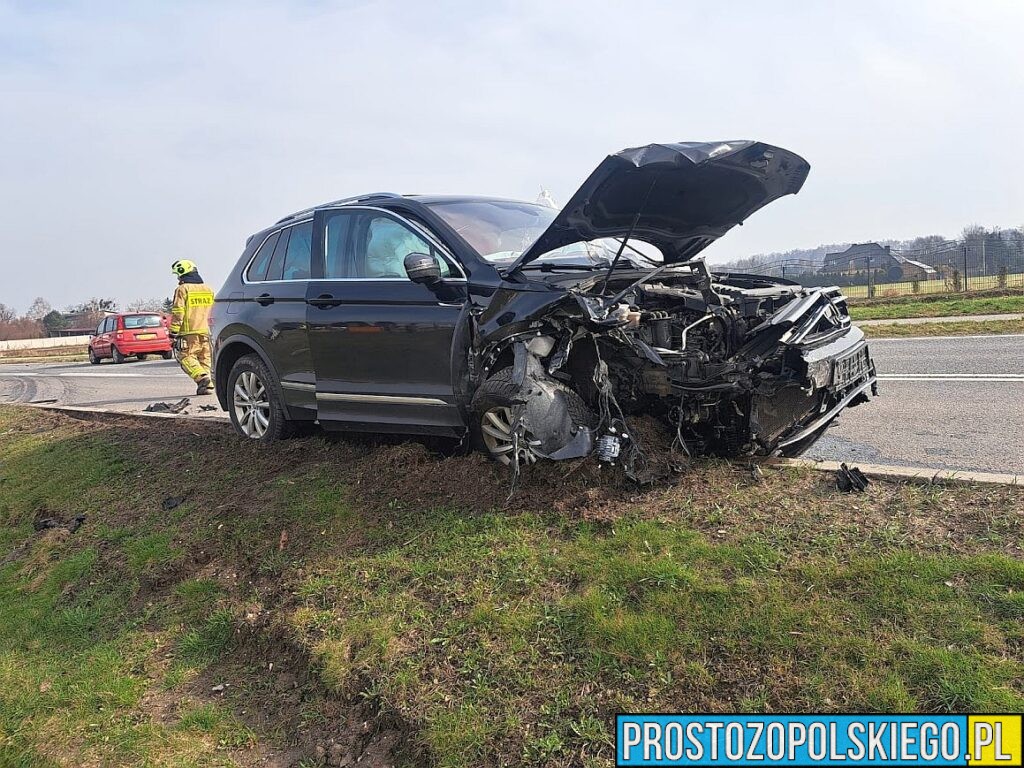 Zderzenia czołowe dwóch samochodów na ul. Gorzowskiej w Praszce. Jedna osoba została poszkodowana .(Zdjęcia)