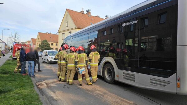 Zderzenie autobusu elektrycznego z audi w Kędzierzynie Koźlu.(Zdjęcia)