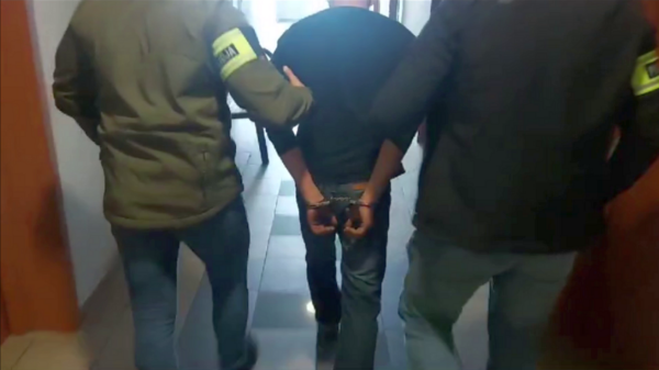 3 mężczyzn zatrzymanych przez kryminalnych z Prudnika za handel oraz wprowadzenie do obrotu ponad 1 kg narkotyków.
