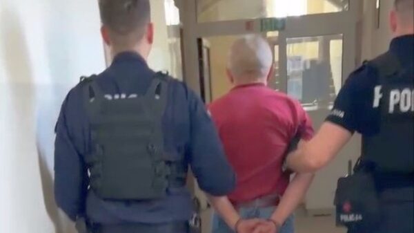 50-latek zatrzymany z bronią w ręku i skradzioną gotówką.(Wideo)