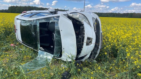 Dachowanie samochodu na trasie Tułowice Małe a Skarbiszowice. Kobieta została zabrana do szpital.(Zdjęcia)