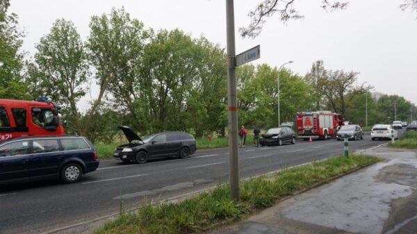 Wypadek na ul. Wrocławskiej w Opolu koło komisu samochodowego. Dwie osoby poszkodowane. (Zdjęcia&Wideo)