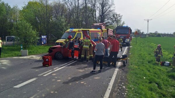 Czołowe zderzenie 2 samochodów na trasie Bukowa Śląska - Rychtal. Na miejscu lądował LPR.