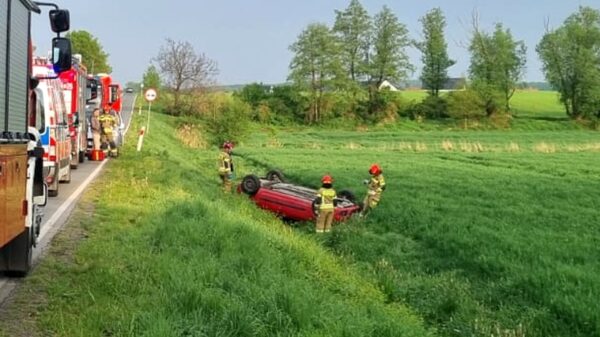 Dachowanie samochodu osobowego na drodze wojewódzkiej nr 489 pomiędzy Nysą a Niwnicą. 52-latek miał blisko 2 promile.