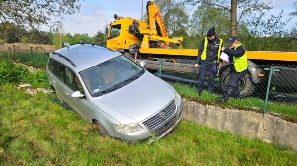 Dylaki : 43-latek kierujący passatem wjechał w ogrodzenie podwórka mając ponad 2 promile.(Zdjęcia)