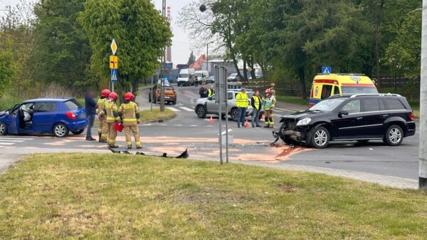 Wypadek w Oleśnie na ulicy Sądowej. Dwie osoby poszkodowane. (Zdjęcia)