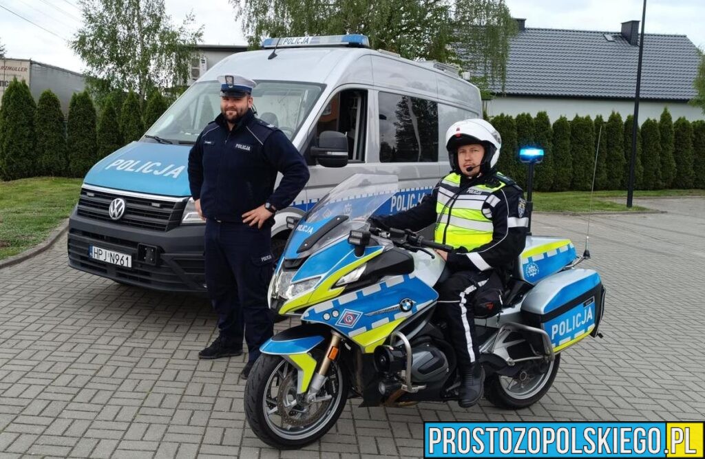 Policjanci eskortowali samochód do szpitala w ,którym jechał ojciec z 8-miesięcznym poparzoną dziewczynką.(Wideo)