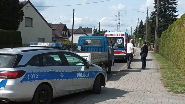 Samochód dostawczy potrącił 83-letnią rowerzystkę w Osinach koło Opola.