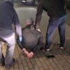 38-latek wpadł w ręce kryminalnych na gorącym uczynku ,gdy wybijał kolejną szybę w aucie .(Zdjęcia)