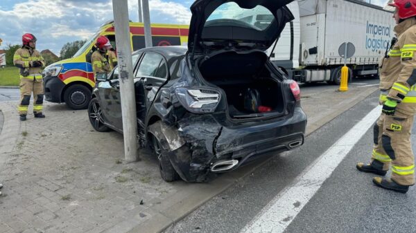 Zderzenie dwóch samochodów na skrzyżowaniu koło stacji benzynowej na obwodnicy Opola .(Zdjęcia)