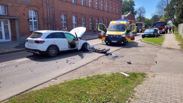 Wypadek w Lewinie Brzeskim . 68-latek zasłabł za kierownicą.(Zdjęcia)