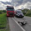 Zderzenie pojazdów na obwodnicy Opola koło Makro. Dwie osoby zostały zabrane do szpitala.(Wideo)