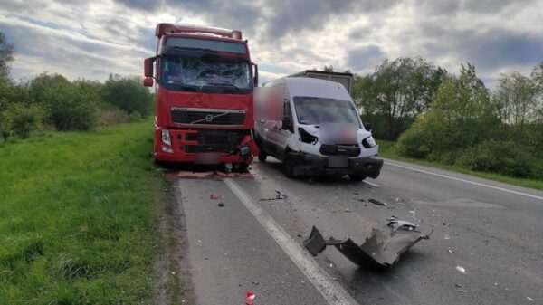 Zderzenie pojazdów na obwodnicy Opola koło Makro. Dwie osoby zostały zabrane do szpitala.(Wideo)