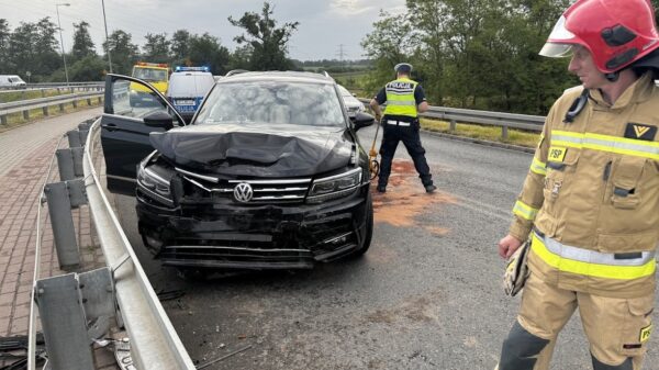 Zderzenie Suzuki z Volkswagena na wiadukcie ul. Niemodlińska w Opolu .Jedna osoba poszkodowana zabrana do szpitala.(Zdjęcia&Wideo)