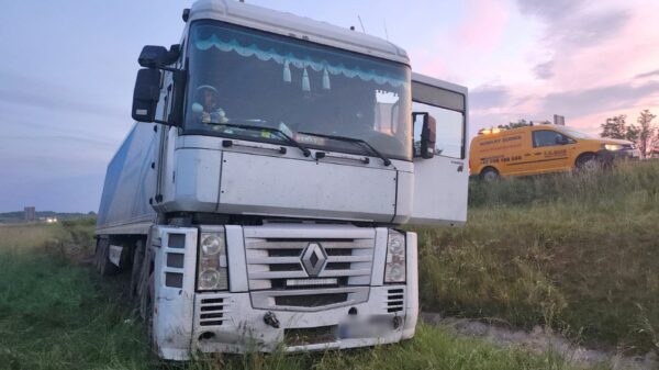 Kierujący tirem zjechał z autostrady i staranował ogrodzenie.(Zdjęcia)