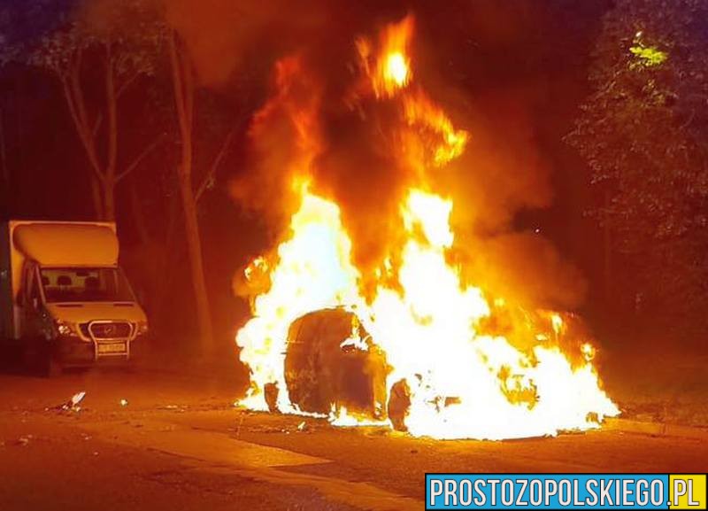 Doszczętnie spalił sie mercedes w Kędzierzynie Koźlu.(Zdjęcia)