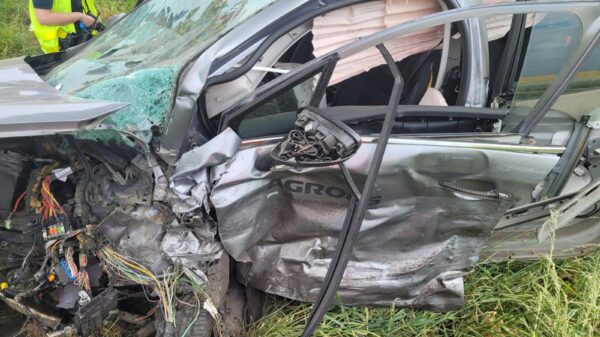 Zderzenie czołowe dwóch samochodów na DK46 w Sidzine . Dwie osoby dorosłe zostały zabrane do szpitala.(Zdjęcia)