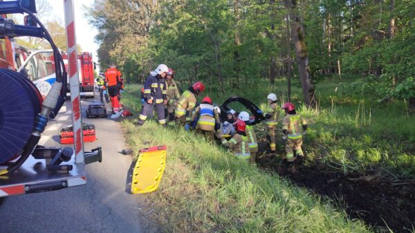 Wypadek na ul. Strzeleckiej w Opolu. Kierujący oplem wjechał do rowu. (Zdjecia&Wideo)