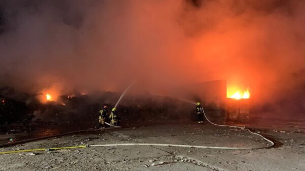 Pożar w zakładzie produkcji paliw alternatywnych w Górażdżach. Na miejscu 12 zastępów straży . (Zdjęcia)