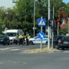 Kierujący autem wjechał w latarnie na skrzyżowaniu ulic Oleska a Chabry w Opolu . (Wideo)
