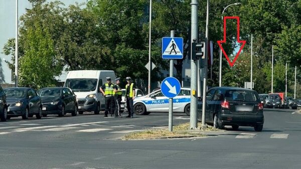 Kierujący autem wjechał w latarnie na skrzyżowaniu ulic Oleska a Chabry w Opolu . (Wideo)