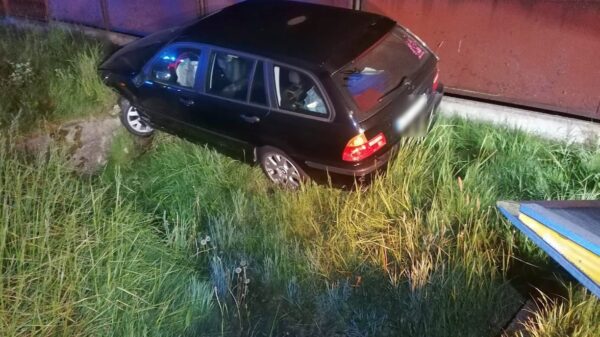 Kierujący autem stracił panowanie na BMW i wjechał w ogrodzenie.(Zdjęcia)