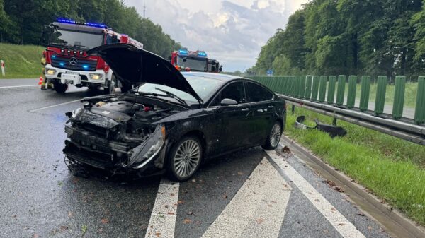 31-latek kierujący fordem wjechał w bariery na autostradzie A4. Kobieta w ciąży zabrana do szpitala.