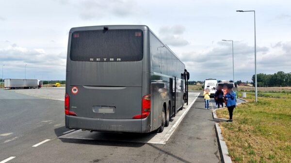 Kontrola autobusu ukraińskiej firmy z karetką w tle.