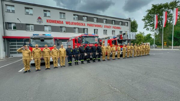 Strażackie syreny zawyły dla zmarłego żołnierza.(Wideo)