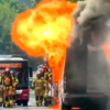 Pożar autobusu wycieczkowego w którym jechało 25 osób na ul. Domańskiego w Opolu. Autobus spalił się doszczętnie (Wideo)
