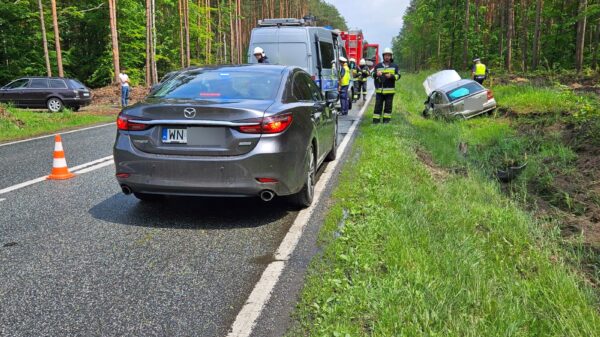 Gruzin autem wpadł do rowu na DK45 w Jełowej. Na wypadek najechali policjanci kryminalni z KGP z Warszawy. (Zdjęcia&Wideo)