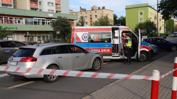Zderzenie dwóch samochodów na opolskim rondzie.