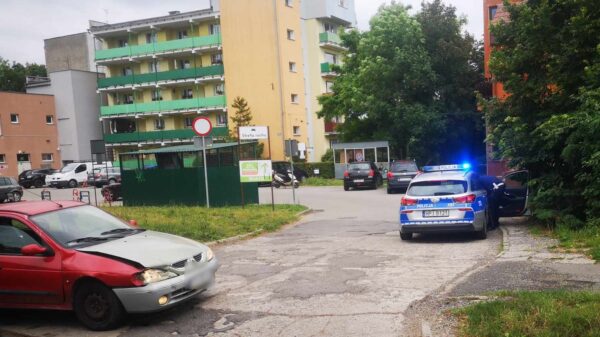 30-latek nie zatrzymał się do kontroli i uciekał ulicami miasta Brzegu . Kryminalni znaleźli blisko 2 kg narkotyków i ponad 1600 tabletek ecstasy.(Wideo)