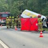 Kierujący busem kurierskim stracił panowanie nad pojazdem i wpadł do rowu. (Zdjęcia)