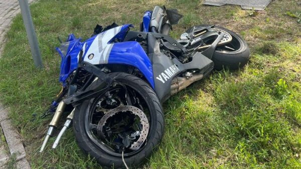 Wypadek na DW 493 w Łomnicy. Ranny został motocyklista.