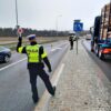 Zatrzymany 43-latek ,którzy jechał samochodem autostradą . Mężczyzna w swoim organizmie miał ponad 2,5 promila.