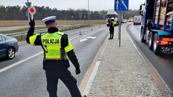 Zatrzymany 43-latek ,którzy jechał samochodem autostradą . Mężczyzna w swoim organizmie miał ponad 2,5 promila.