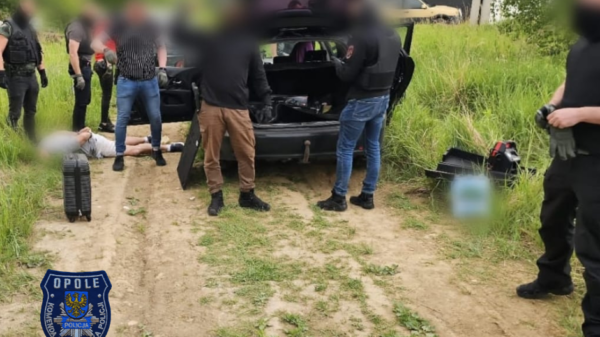 Opolscy śledczy rozbili mafię narkotykową – kryminalni zatrzymali 6 osób oraz broń i 100 000 zł .(Zdjęcia&Wideo)