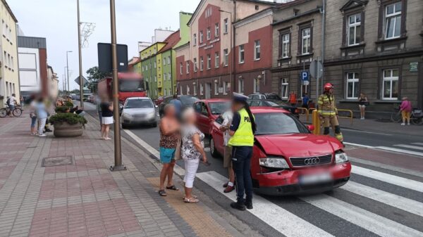 Karambol 5 osobówek i tira na DK94 w Strzelcach Opolskich. (Zdjęcia)