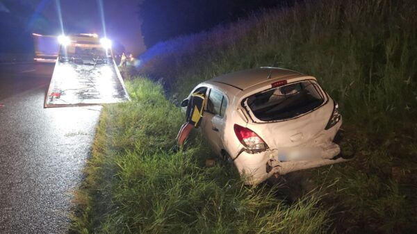 Wypadek busa i osobówki na opolskim odcinku na autostradzie A4. Dwie osoby pochodzenia Azjatyckiego zostały zabrane do szpitala.