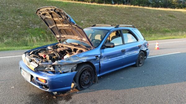 Wypadek na opolskim odcinku autostrady A4. Kierujący Subaru wjechał w bariery energochłonne.