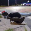 Kierujący autem na skrzyżowaniu w Opolu wjechał w słupki i sygnalizator świetlny. Na miejscu zdarzenia pozostała tablica rejestracyjna .