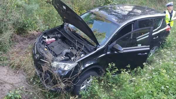 Wypadek toyoty na DW 414 na trasie Opole- Prudnik. Autem podróżowało 5 kobiet, 2 zostały zabrane do szpitala.