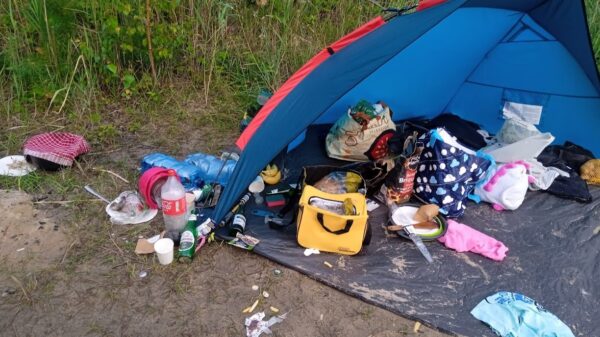 Obywatele Ukrainy, byli pijani i zamknęli swoje dzieci w bagażniku. W Turawie nad jeziorem interweniowały 3 patrole policji.(Zdjęcia)