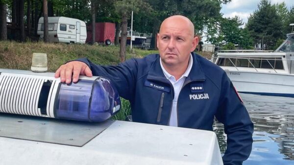Pomoc przyszła w ostatniej chwili. Policjant uratował osłabionego seniora , który nie umiał o własnych siłach wyjść z wody.