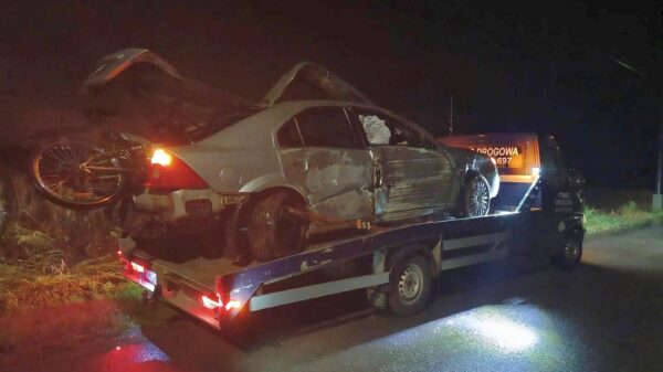 Dachowanie Forda w Chróścicach . Autem podróżowali pijani Ukraińcy. Nikt nie przyznawał się do kierowania pojazdem.(Zdjęcia)