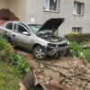 20-latek staranował ogrodzenie na prywatnej posesji w miejscowości Woskowice Górne.